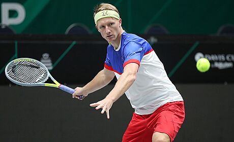 Zdenk Kolá hraje forhend ped startem finálového turnaje Davis Cupu.