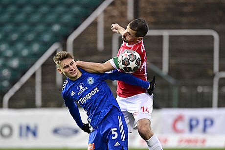 Krytof Dank z Olomouce (. 5) a Jan Jeábek z Pardubic v hlavikovém souboji.