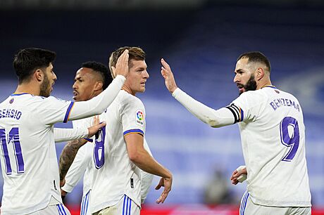 Fotbalisté Realu Madrid slaví branku v duelu se Sevillou.