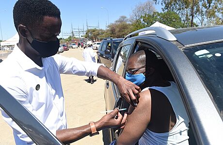 idi dostává injekci na jedné z drive-thru vakcinaních stanic v Gaborone v...