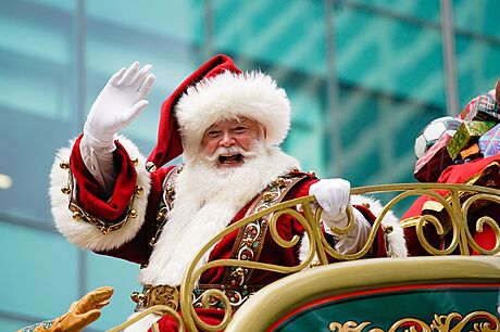 Santa Claus mv ve slavnostnm prvod na Den dkuvzdn v New Yorku. (25....