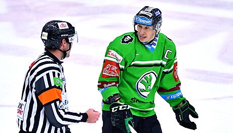 Kapitán hokejist Mladé Boleslavi Martin evc diskutuje s rozhodím.