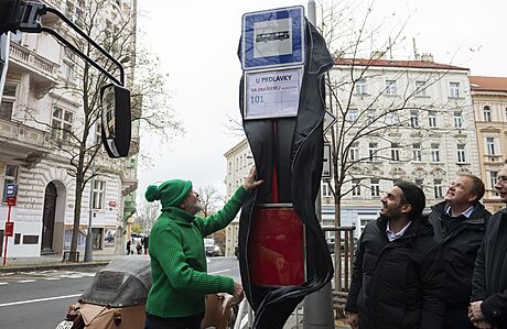 Zdenk Svrák a starosta Prahy 3 Jií Ptáek odhalili autobusovou zastávku U...