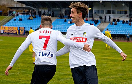 Samuel igut a Josef Celba z Opavy slaví gól.