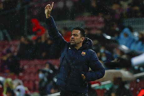 Barcelonský trenér Xavi gestikuluje pi utkání Ligy mistr s Benfikou Lisabon.