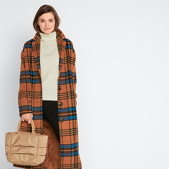 I pro zimní kabáty mají aktuální módní trendy nkolik tip na top modely, a to...