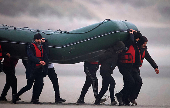 V Lamanšském průlivu se ve středu převrátil člun s migranty, 27 jich zemřelo.