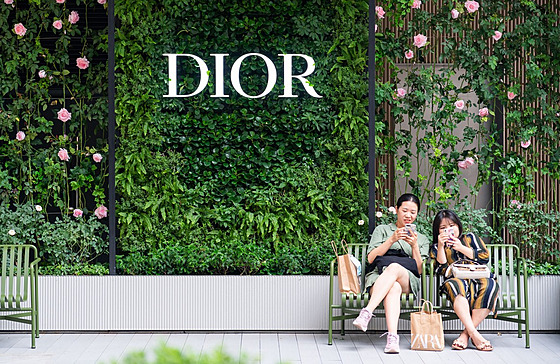 Ženy sedí poblíž obchodu Dior v čínském Šen-čenu. (4. října 2020)