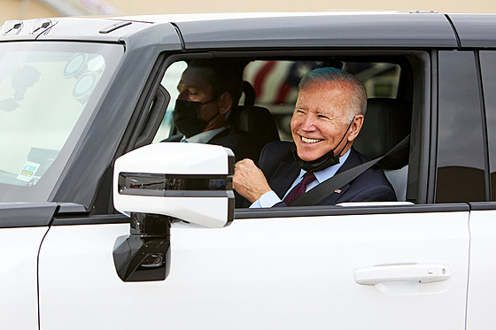 Americký prezident Joe Biden se krátce svezl s novým modelem GMC Hummer EV.