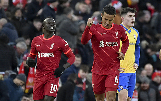 Záloník Thiago Alcantara z Liverpoolu se raduje ze svého gólu proti...