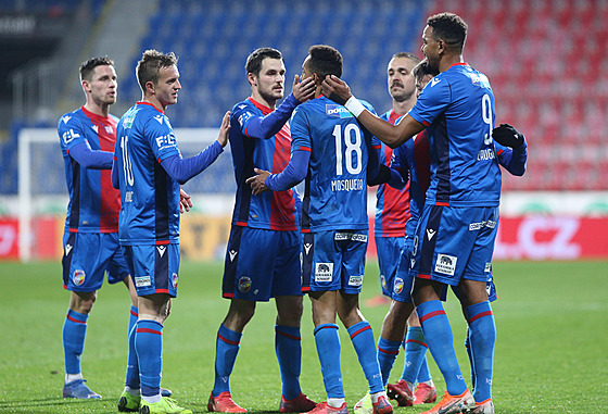 Fotbalisté Plzn se radují z gólu Jhona Mosquery.