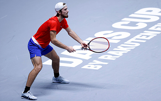 Tomáš Macháč vyčkává na returnu v utkání Davis Cupu proti Británii.