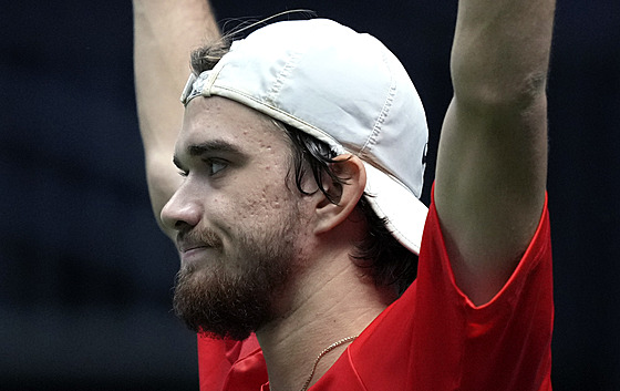 Tomáš Macháč se raduje z výhry v utkání Davis Cupu proti Británii.