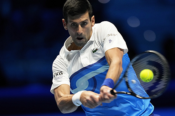 Novak Djokovi pi zápase proti Alexanderu Zverevovi v semifinále Turnaje mistr