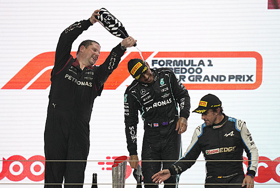 Lewis Hamilton (uprosted) se raduje se svým týmovým kolegou z Mercedu z...