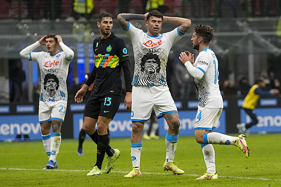Fotbalisté Neapole smutní po nevyuité anci v zápase proti Interu Milán