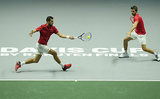Chorvatské duo Mate Pavic (vlevo) a Nicola Mektic  bhem utkání tenisového...