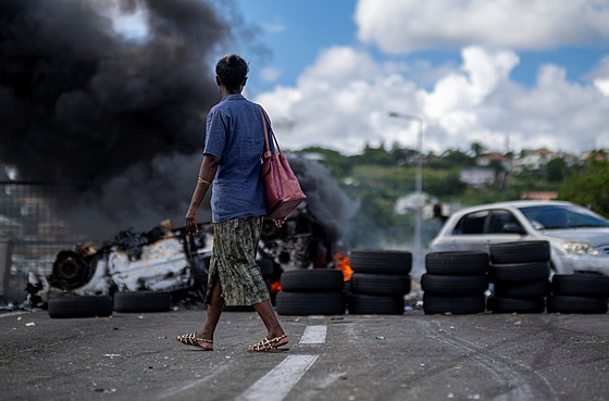 Barikády z pneumatik vyrostly na mnoha silnicích ostrova Martinik. (24....