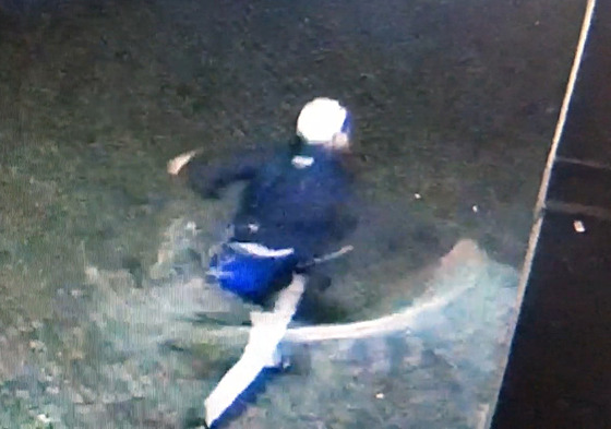 Vandal sv�telnými �et�zy �lehal do domu na nám�stí.