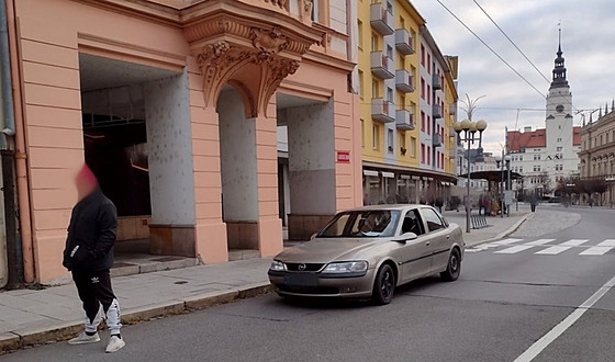 Mu z Brnnska a jeho Opel Vectra v ulici U Jaktaské brány v centru Opavy