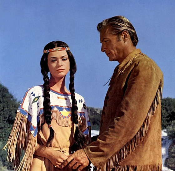 Marie Versini coby N�o-�i a Lex Barker jako Old Shatterhand ve filmu Vinnetou...