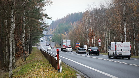 Stávající dva pruhy ze Svoru na Nový Bor nahradí typroudová silnice za 634 milion.