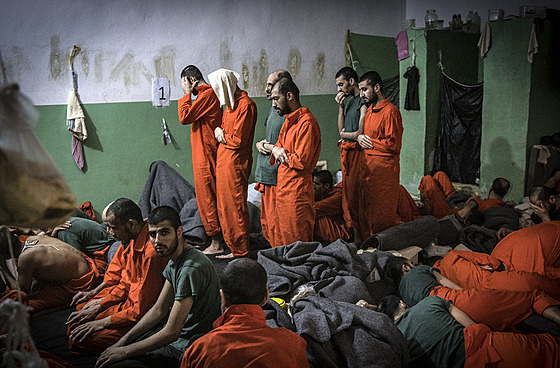 Bojovníci Islámského státu zadrovaní ve vznici u syrského msta Hasaka (26....