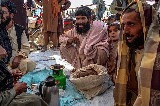 Prodej surového opia a haie na trhu v afghánském Kandaháru (24. listopadu...