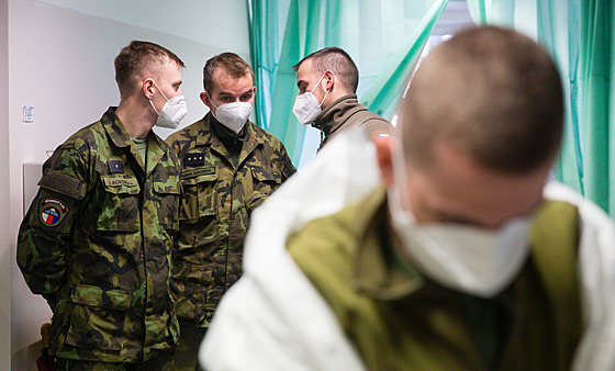 V nemocnice v Havlíčkově Brodě už několik dní pomáhají vojáci. Nově by právě oni měli s testovacími týmy vyrážet do škol a školských zařízení, kde se objeví ohnisko nákazy.