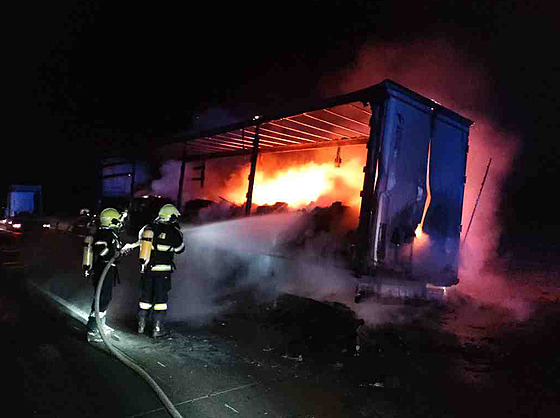 Hasiči likvidovali požár návěsu kamionu na dálnici D2 u Brna. (29. listopadu...