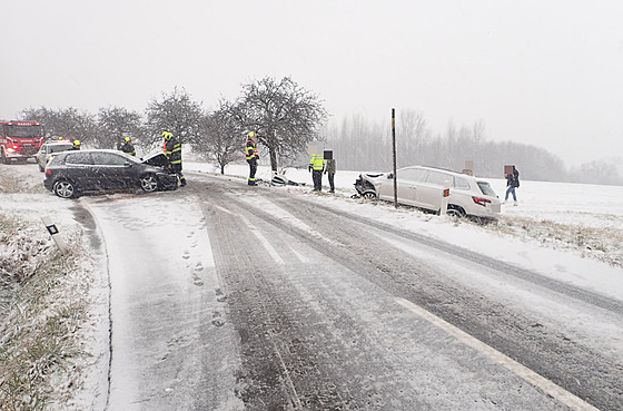 U Kelče na Vsetínsku se odpoledne na prvním sněhu střetla dvě osobní vozidla....