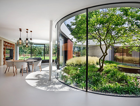 U domu vzniklo organické atrium, které se vlévá do interiéru a vytváří tím...