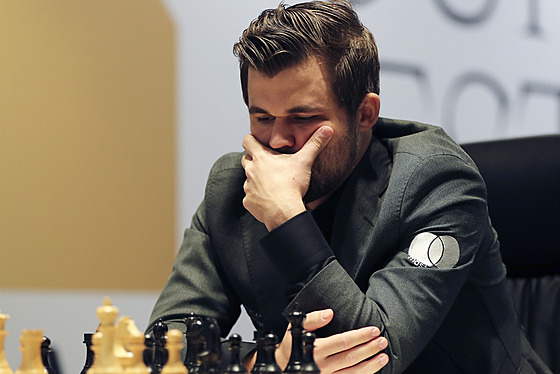 Carlsen den po výhře v rekordní šachové partii s Něpomňaščim opět remizoval  - iDNES.cz