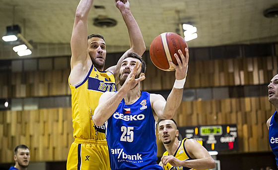 Český basketbalista David Jelínek útočí na bosenský koš.