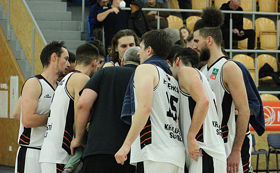 Královéhradetí basketbalisté slaví výhru.