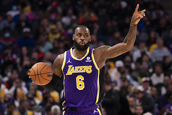 LeBron James z Los Angeles Lakers ídí hru Detroit Pistons.