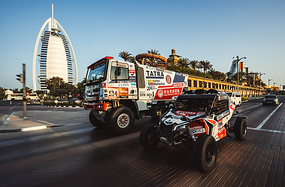 Buggyra se chystá na Dakar. Buggyna Can-Am a dva kamiony Tatra v ulicích Dubaje