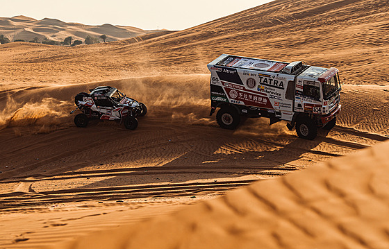 Buggyra se chystá na Dakar. Buggyna Can-Am a dva kamiony Tatra v pouti.