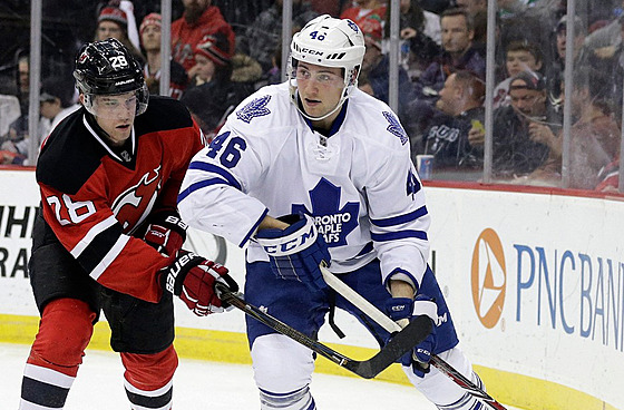 Tobias Lindberg  bílém dresu Toronto Maple Leafs