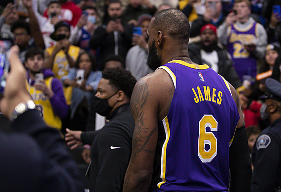 LeBron James z Los Angeles Lakers odchází do kabiny po svém vylouení v zápase...