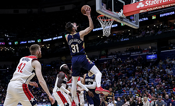 Tomá Satoranský z New Orleans Pelicans útoí na ko Washington Wizards.