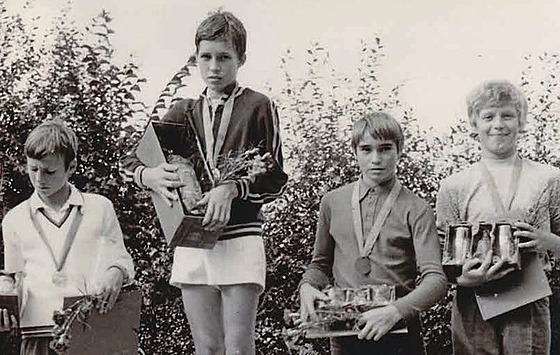 Augustin ák (zcela vpravo) hrál coby kluk výborn také tenis. Na jednom...