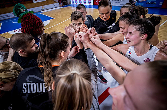 Basketbalistky abin Brno se povzbuzují po zápase.