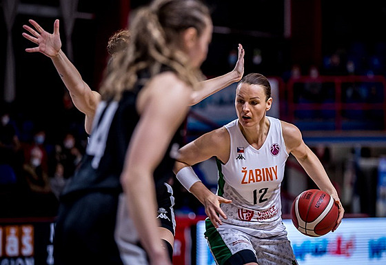 Anna Jurenková ze abin Brno útoí v zápase s London Lions.