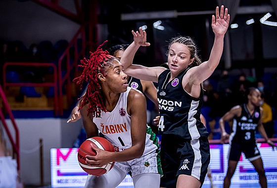 Bria Holmesová (vlevo) ze abin Brno útoí v zápase s London Lions, atakuje ji...