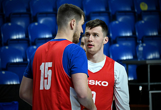 Martin Peterka (vlevo) a Ondej Sehnal na tréninku basketbalové reprezentace