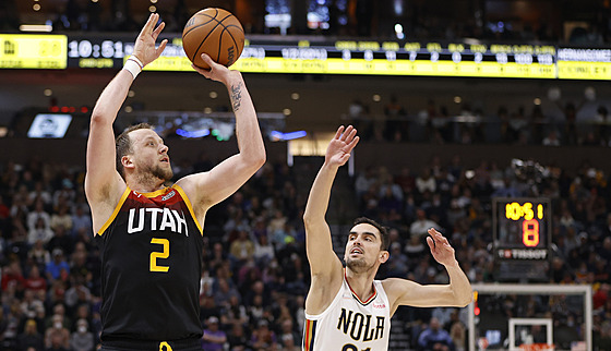 Joe Ingles z Utahu u míe, brání ho Tomá Satoranský z New Orleans.