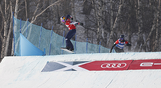 Snowboardcrossaka Eva Samková na trati v ínském Secret Garden