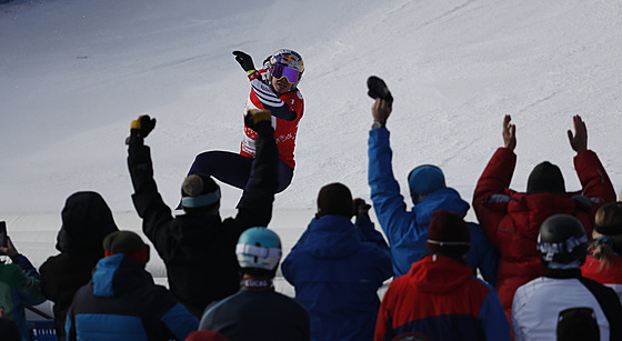 Snowboardcrossaka Eva Samková vítzí na trati v ínském Secret Garden.
