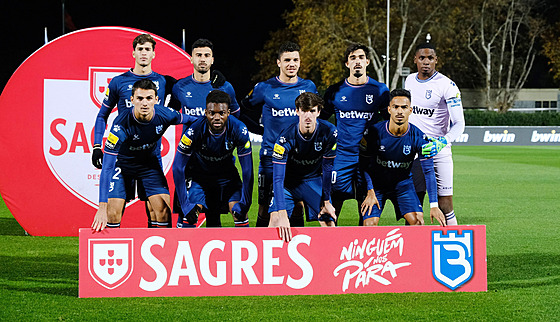 Fotbalisté Belenenses v omezeném potu kvli nákaze koronavirem ped utkáním s...